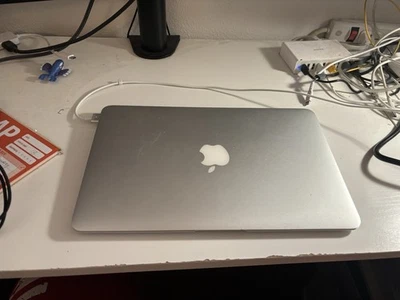 Apple MMGG2LL/A MacBook Air 13" Early 2015 Core i5 1.6GHz 8GB RAM 256GB Laptop  - Image 1 of 2