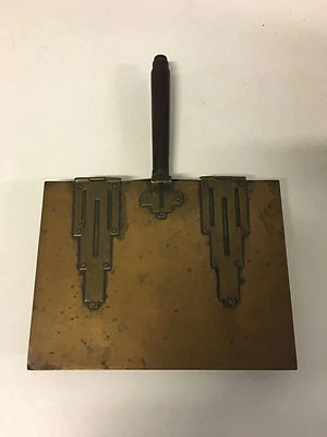 Antigua bandeja de mayordomo silenciosa de cobre de la era Arts Deco / recogedor de migas Foto 1 de 4