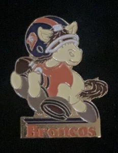 VINTAGE Huddles Football NFL Denver Broncos Emaille Pin New Old Stock - Bild 1 von 2