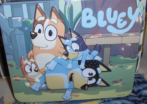 Bluey`2021'Ludo Studio - Familia y amigos, lonchera de metal - NUEVO STOCK - ENVÍO GRATUITO - Imagen 1 de 7