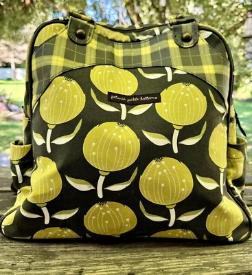 Mochila Cartera Petunia Pickle Bottom Gris y Amarillo Flor Foto 1 de 4