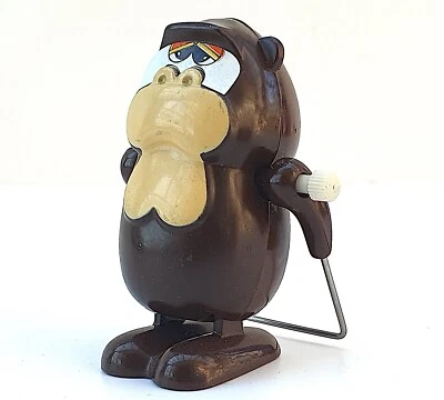 SINGE TRISTE SAUTANT À LA CORDE    ANCIEN JOUET MÉCANIQUE BANDAI   FONCTIONNE - Photo 1/4