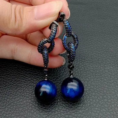 Aretes redondos con ojo de tigre azul colbalto circonita cúbica pavé Foto 1 de 4