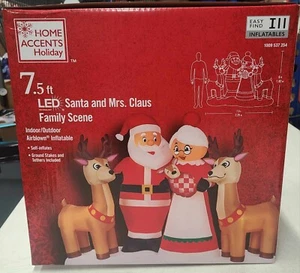 Escena familiar LED de Papá Noel y la señora Claus de 7,5' - Decoración inflable de Navidad - Imagen 1 de 3