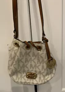 NEW Michael Kors Jules Drawstring Crossbody Signature Vanilla Beige NWT Bucket - Picture 1 of 7