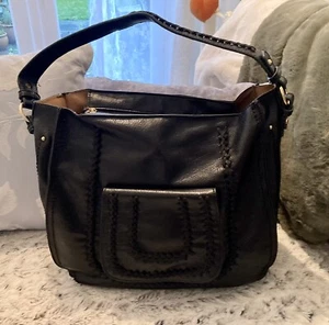 Precioso Bolso de Mano Hobo Bucket Estilo Sillín Cuero Granulado Negro ~ En muy buena condición - Imagen 1 de 12