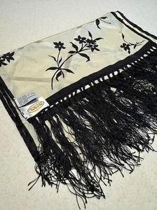 Sciarpa di seta Talbot's vintage - con frange, avorio con fiori neri, lunga 57 pollici - Foto 1 di 5