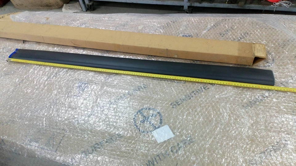 Moulding Front Left Door for Isuzu TF Pickup Chevrolet LUV 8971101932 OEM - Image 1 of 1