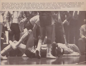 1972 Pressefoto Los Angeles Lakers Wilt Chamberlain bricht Hand im NBA Finale - Bild 1 von 2
