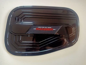 FORD RANGER NEXT-GEN 2022-24 Negro Brillante Tapa de Combustible Cubierta de Tanque Protector de Borde - Imagen 1 de 4