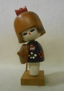 Japanische Vintage Kokeshi Puppe aus Holz 18 cm / Reisekostüm - Bild 1 von 8
