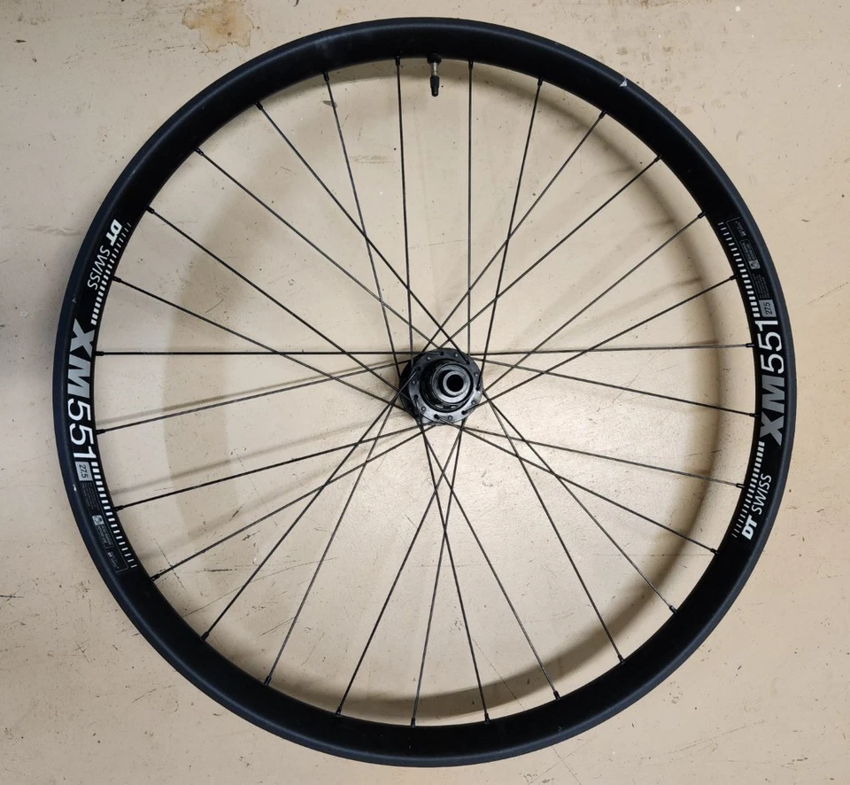 Rueda trasera DT Swiss XM551 28 orificios 27,5+ 370 buje Boost 148 x 12 mm TA 6 pernos HG Foto 1 de 4