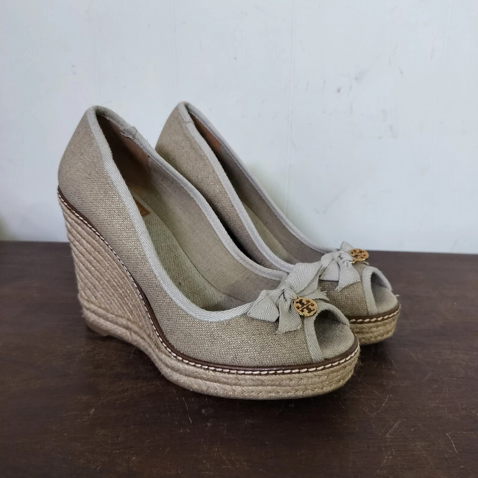 Tory Burch 9.5 B Jackie Charm Logo Peep Toe Cuña Alpargata Tacón Dorado/Beige  Foto 1 de 4
