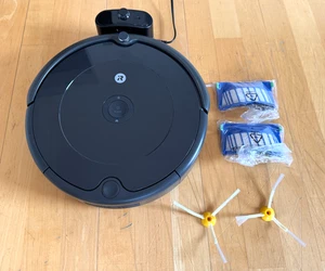 IRobot Roomba 692 Robot Vacuum Cleaner with WiFi App control + Filters + Brushes - Picture 1 of 11