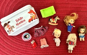 Vintage 1966 Mattel Little Kiddies Lot Puppen, Kleidung und Koffer - Bild 1 von 19