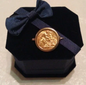 22ct Gold HALF SOVEREIGN 1910 KING EDWARD VII Coin in 9ct Mount PIN/BROOCH BOXED - Picture 1 of 12