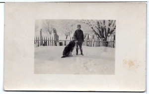 HUND RPPC Schnee WINTER Keano JUNGE Lyman Upton ZAUN Vintage Echtfoto Postkarte - Bild 1 von 2