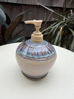 Dispensador de jabón de cerámica vintage Studio Art tonos azules marrones firmado Foto 1 de 4