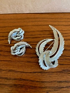 Vintage Sarah Coventry strukturierte silberfarbene große Blatt Brosche & Clip Ohrringe - Bild 1 von 2