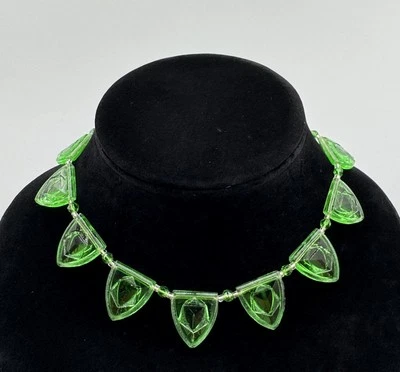 Винтажный 1920-х годов надпись ЧЕХОСЛОВАКИЯ зеленый литой? Стеклянный воротник щит ожерелье - Изображение 1 из 4