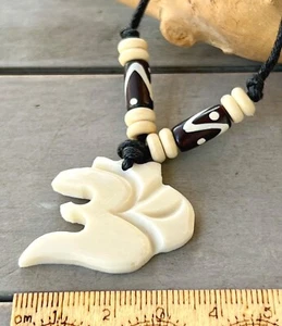 Kette Anhänger Om Symbol Yak Bone Baumwollband schwarz Surfer Ethno Buddhismus - Bild 1 von 3