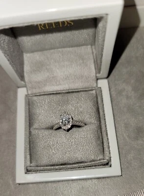 Anillo de compromiso de oro blanco con halo de diamantes ovalados de la firma Cañas de 1,25 quilates, talla 5 Foto 1 de 4