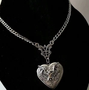 Bat heart goth locket - Picture 1 of 2