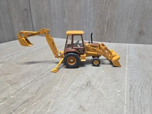 Retroexcavadora cargadora tractor Case 580K amarilla metal fundido a presión escala 1/32 ERTL de colección - Imagen 1 de 8
