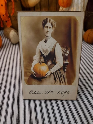 VINTAGE PRIMITIVE SHABBY VICTORIAN STYLE HALLOWEEN 1896 LADY PORTRAIT WOOD SIGN - Image 1 of 4