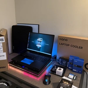 MSI Titan 18 HX 5090 A2XWJG/Ultra 9 285hx/128GB Ram/8TB (Gen 5*1+Gen4*3) Bundle - Picture 1 of 23