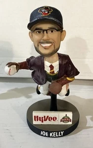 HyVee Brew Pub Pizza Quad Städte Fluss Banditen Joe Kelly Baseball Wackelkopf - Bild 1 von 9