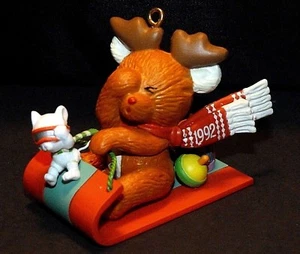 1992 CARLTON CHRISTMAS ORNAMENT ~ " RODRICK & SAM'S WINTER FUN " ~ 1. IN SERIE - Bild 1 von 11