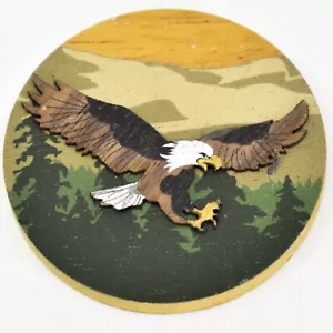 Imán de marquetería de madera redondo de águila calva voladora hecho a mano en Filipinas - Imagen 1 de 2