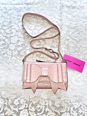 Bolso Bandolera Betsey Johnson XODANI Cartera Cocodrilo Rubor Rosa con Lazo Betsey ¡LINDO! Foto 1 de 4