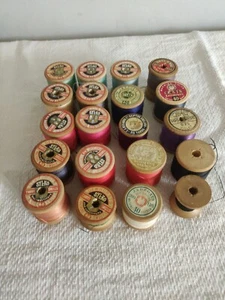 Job Lot of 20 Vintage Wooden Cotton Reels Bobbins Sylko Coats Dewhurst Clark Etc - Picture 1 of 10