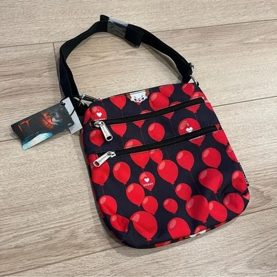 全新带标签 Loungefly X Warner Bros. It Heart Derry AOP 护照包 ITTB0001 — 第 1/4 张图片