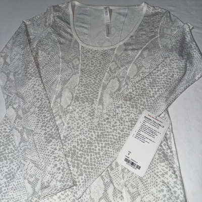 Lululemon Talla 8 Entre Líneas Manga Larga Serpiente del Desierto Plateado Blanco Zorro Nuevo con Etiquetas Foto 1 de 4
