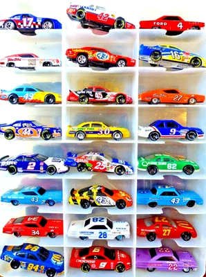 Campeones de carreras vintage y más, NASCAR antiguo lote de 24 autos diecast usados Foto 1 de 4