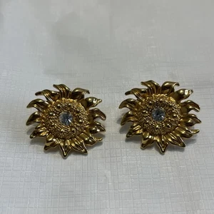 Goldfarbene strukturierte Kristall Strass Akzent Sonnenblume Ohrstecker - Bild 1 von 3