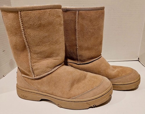 Stivali slip on classici UGG ~ marrone chiaro ~ F19009H ~ tomaia in pelle foderati in pelle di pecora ~ taglia W10 ~ usati in ottime condizioni