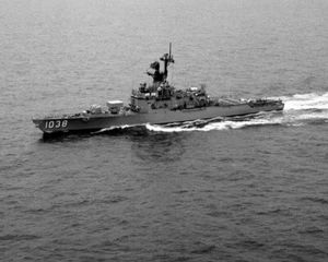 US Navy FF-1038 USS McCloy Frigate 1963-1990 Photograph (8" x 10") - Picture 1 of 1