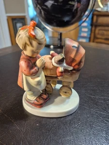 Figura Goebel Hummel "Muñeca Madre" #67 Niña Rezando en Cochecito W. Alemania - Imagen 1 de 5