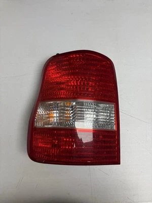 Luz trasera izquierda del lado del conductor Kia Sedona 2003-2005 usada arañazos menores.  T4 Foto 1 de 4