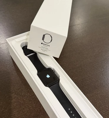 Apple Watch Series 2 42mm Aluminiumgehäuse in Space Grau mit Sportarmband - Bild 1 von 4