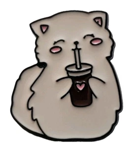 Süße Katze trinkt aus Tasse goldfarben Emaille Revers Hut Büchertasche Brosche Anstecker Pin^ - Bild 1 von 8