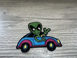 Alien In Car Cool Vintage Patch - Picture 1 of 6