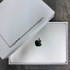 Apple MacBook Air 13 2022 M2 8-Core CPU 8-Core GPU 24GB 256B Starlight Excellent - Picture 1 of 19