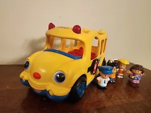 Fisher Price 5 Little People Yellow School Bus Lights Sounds Driver Students - Picture 1 of 3