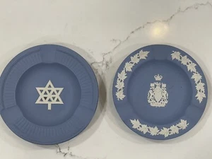 2er Set Wedgwood blau Jasperware Aschenbecher - Centennial Of Canada & Wappen - Bild 1 von 6