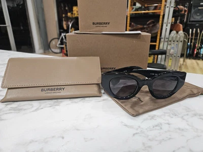 Gafas de sol Burberry B4390 3001/8G negras con lentes negras Foto 1 de 4